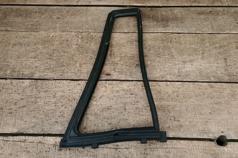 Folding soft top rear side window top seal set for E30 Convertible