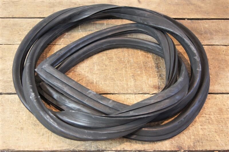 Original Quality Rear Window Seal Rubber For Mercedes W111 Coupe – OEM A1116705339