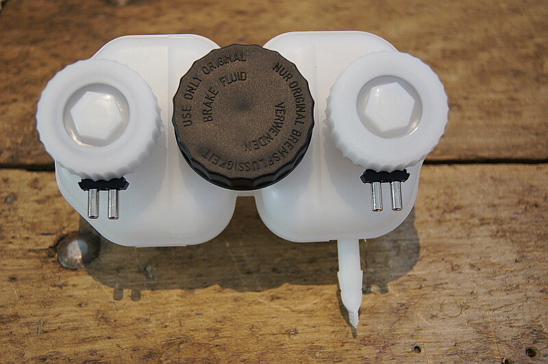 brake fluid reservoir 107/108/111/113/114/116, 71,40