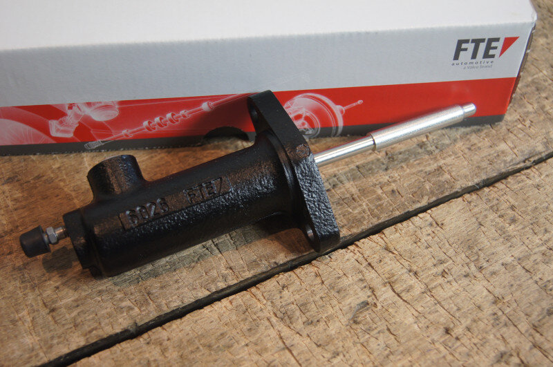 clutch slave cylinder (107,116 350)