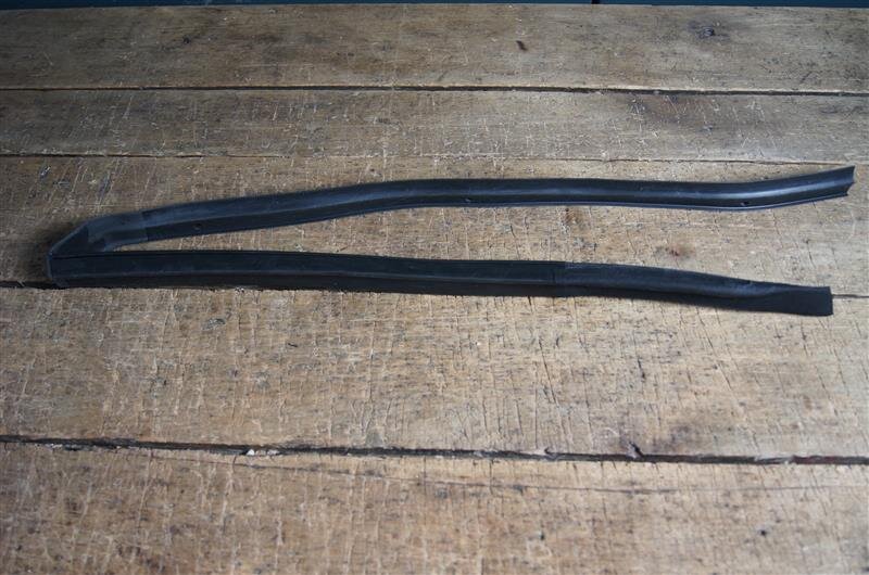 a-pillar seal R107 SL left OE