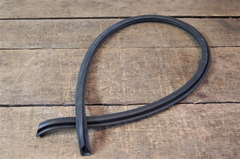 sunroof seal , rear W108/109, 35,70